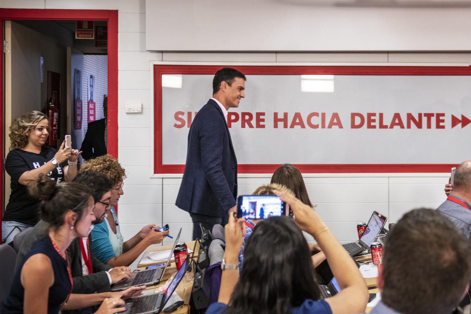 Comparecencia de Pedro Sánchez y Josep Borrell en la sede del PSOE en Madrid, tras las elecciones.